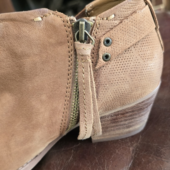 Dolce Vita EUC Sierra Leather Ankle Booties in Teak Nubuck Size 5 - Picture 5 of 10